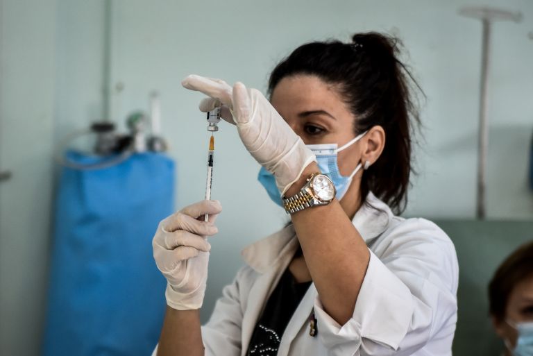 Εμβόλιο κορωνοϊός: Τι ισχύει για όσους έχουν νοσήσει, τις έγκυες και όσες θηλάζουν