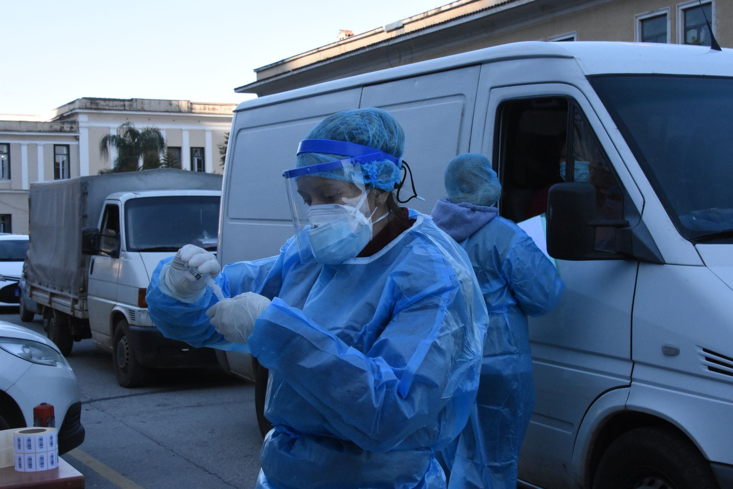 Κρούσματα σήμερα 14/1: Η κυβέρνηση επιλέγει τα τοπικά αυστηρά lockdown – Τι γίνεται με σχολεία και αγορά