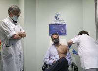 Εμβολιασμοί: Την δεύτερη δόση έκαναν ο πρωθυπουργός, η Προέδρος της Δημοκρατίας και ο πρόεδρος του ΣΥΡΙΖΑ Εμβολιασμοί: Την δεύτερη δόση έκαναν ο πρωθυπουργός, η Προέδρος της Δημοκρατίας και ο πρόεδρος του ΣΥΡΙΖΑ