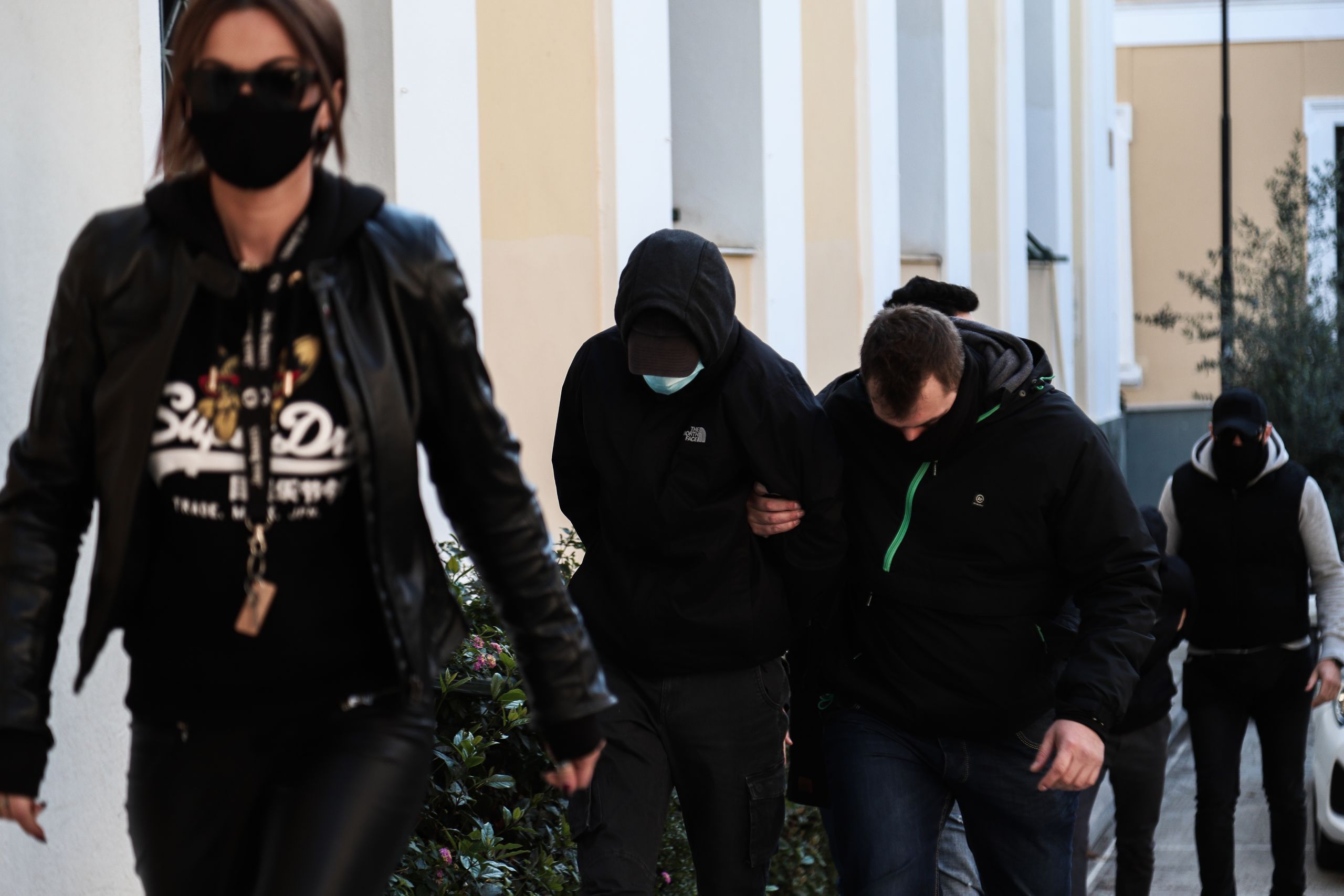 Ξυλοδαρμός σταθμάρχη: Ελεύθεροι με περιοριστικούς όρους οι δύο ανήλικοι