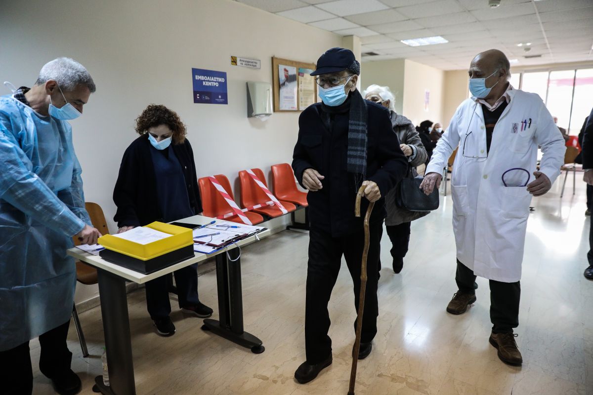 Εμβολιασμοί Ελλάδα: Ανοίγουν σήμερα τα ραντεβού όσων είναι 80 με 84 – Πώς θα εμβολιαστούν στα νησιά