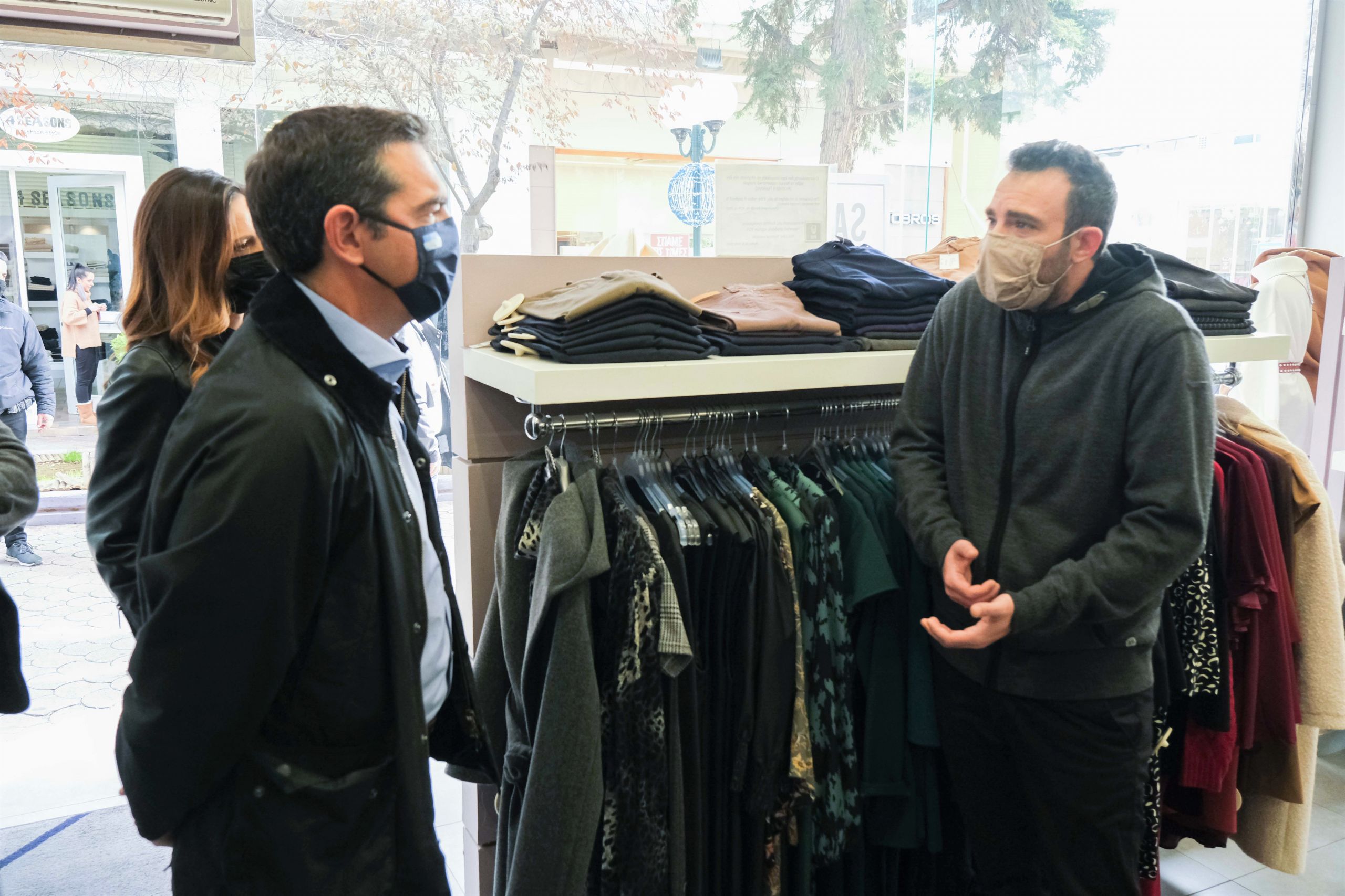 Αλέξης Τσίπρας Ίλιον: Περιοδεία έκανε ο αρχηγός του ΣΥΡΙΖΑ – Συνομίλησε με κατοίκους και εμπόρους