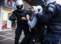 Συγκέντρωση για Κουφοντίνα: Ξύλο και συλλήψεις στα Προπύλαια