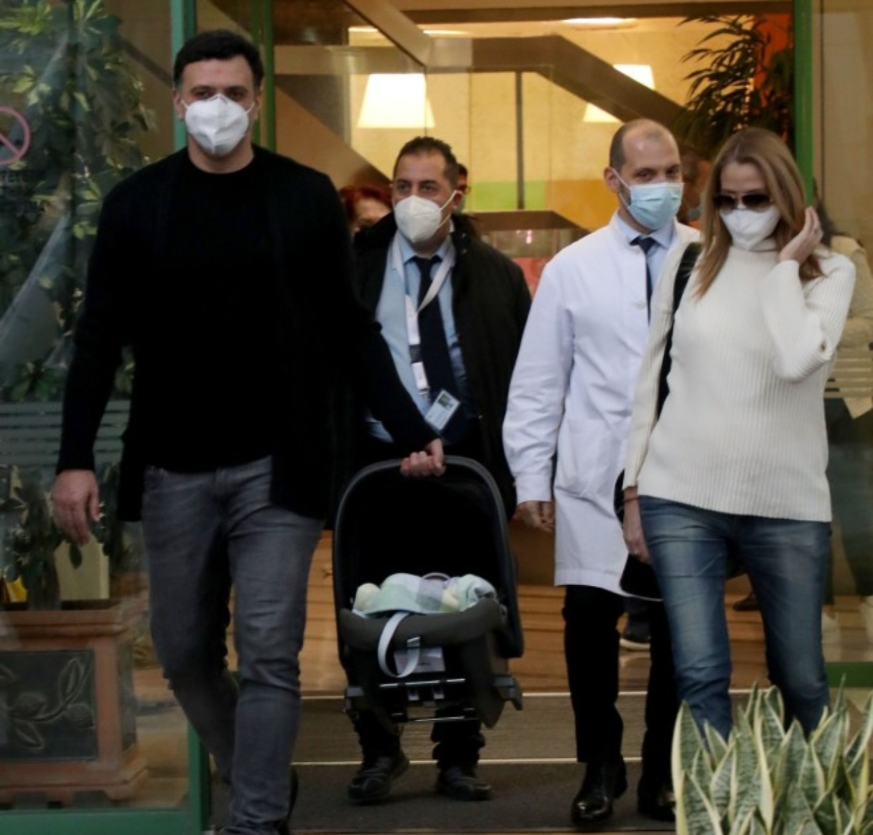 Μπαλατσίνου: Βγήκε από το μαιευτήριο με το μωρό – Στο πλευρό της ο Βασίλης Κικίλιας