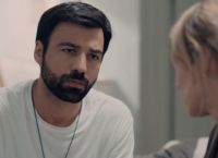 8 Λέξεις επεισόδια: Τι θα δούμε σήμερα Δευτέρα 01/03 – Η ημέρα του χειρουργείου φτάνει 8 Λέξεις επεισόδια: Τι θα δούμε σήμερα Δευτέρα 01/03 – Η ημέρα του χειρουργείου φτάνει