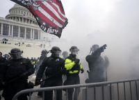 Καπιτώλιο: Το CNN κάνει λόγο για εκκένωση του χώρου με δακρυγόνα και καπνογόνα Καπιτώλιο: Το CNN κάνει λόγο για εκκένωση του χώρου με δακρυγόνα και καπνογόνα