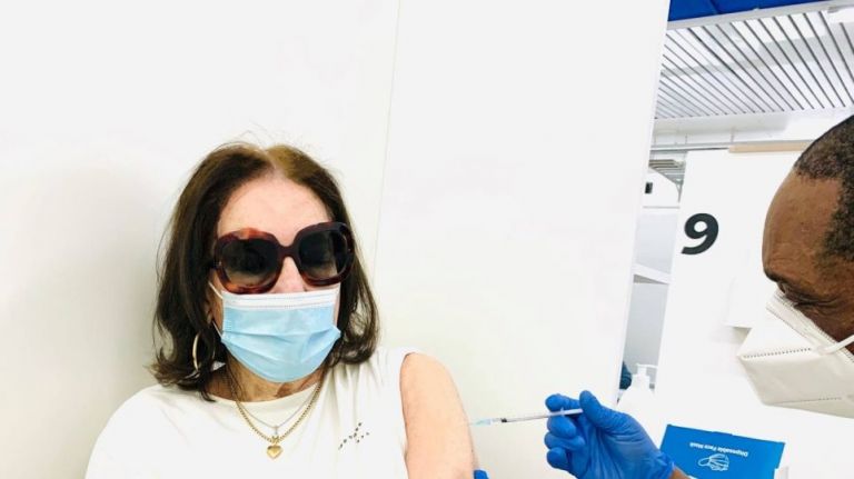 Το μήνυμα της Νάνας Μούσχουρη για τον εμβολιασμό