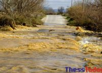 Σίνδος κακοκαιρία: Κομμένοι δρόμοι, πλημμύρες και καταστροφές [pics – vid]