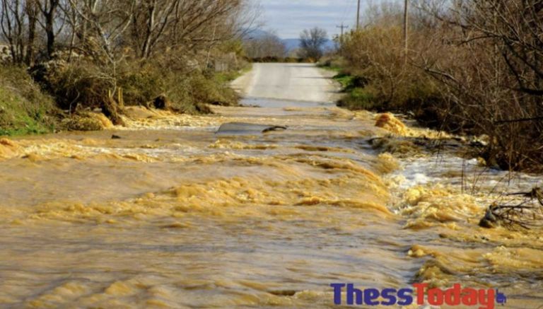 Σίνδος κακοκαιρία: Κομμένοι δρόμοι, πλημμύρες και καταστροφές [pics – vid]