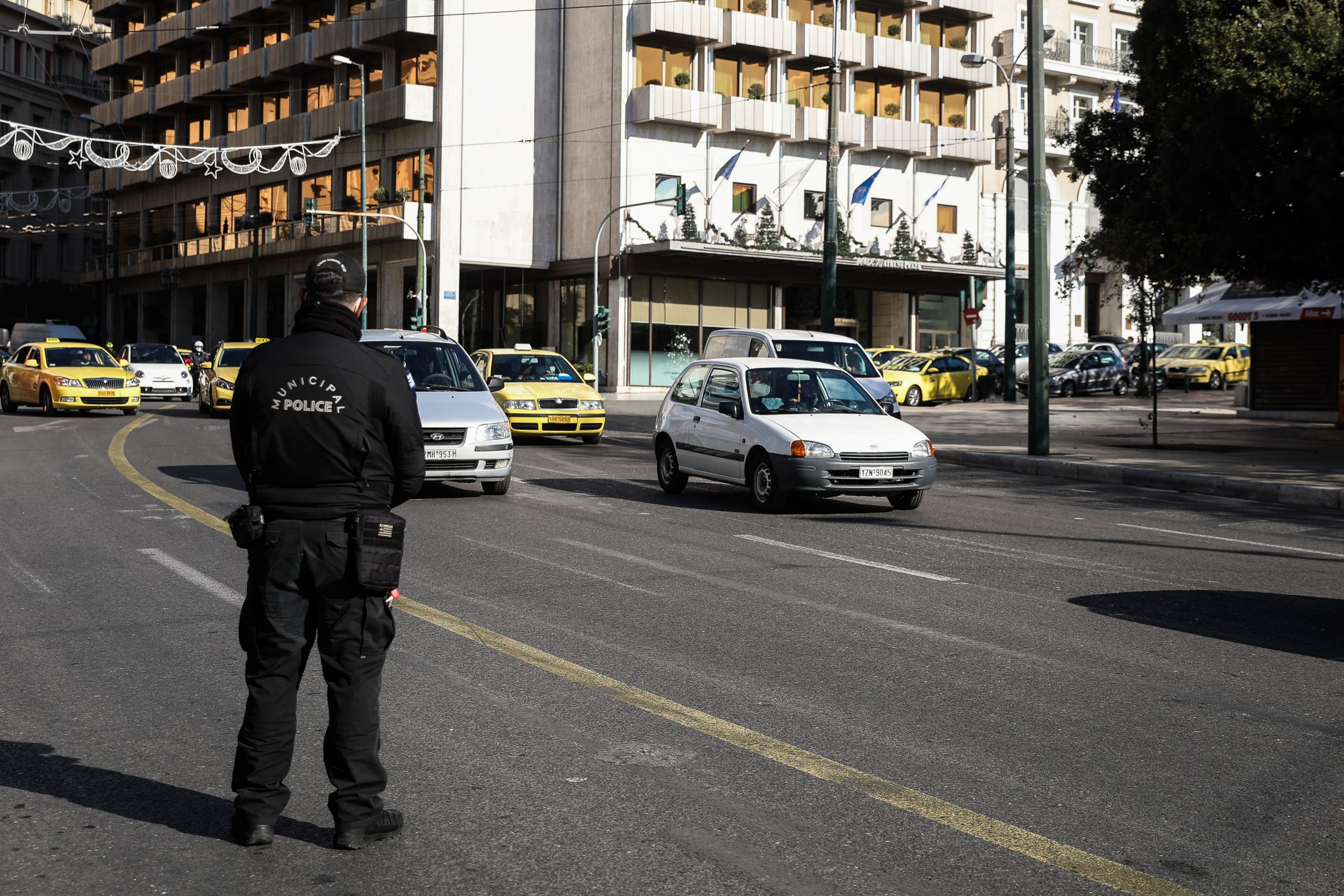 Όριο επιβατών: Τι αλλάζει από Δευτέρα – Δείτε ό,τι ισχύει για αυτοκίνητα, ταξί και φορτηγά