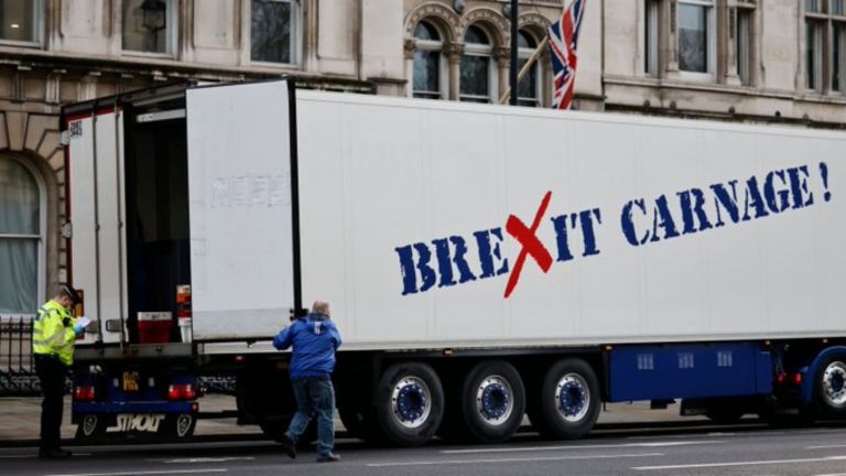 Brexit: Διαμαρτύρονται οι αλιείς – Φορτηγά με ψάρια περικύκλωσαν το βρετανικό κοινοβούλιο