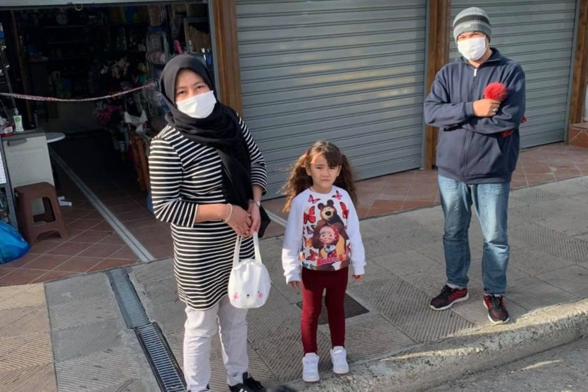Λέσβος: Οικογένεια προσφύγων συγκινεί – Βρήκαν και παρέδωσαν πορτοφόλι με χρήματα στην αστυνομία