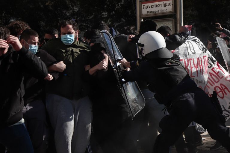 Επεισόδια τώρα στο κέντρο της Αθήνας