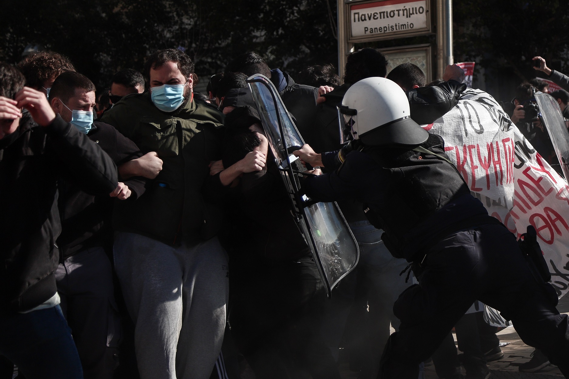Επεισόδια τώρα στο κέντρο της Αθήνας