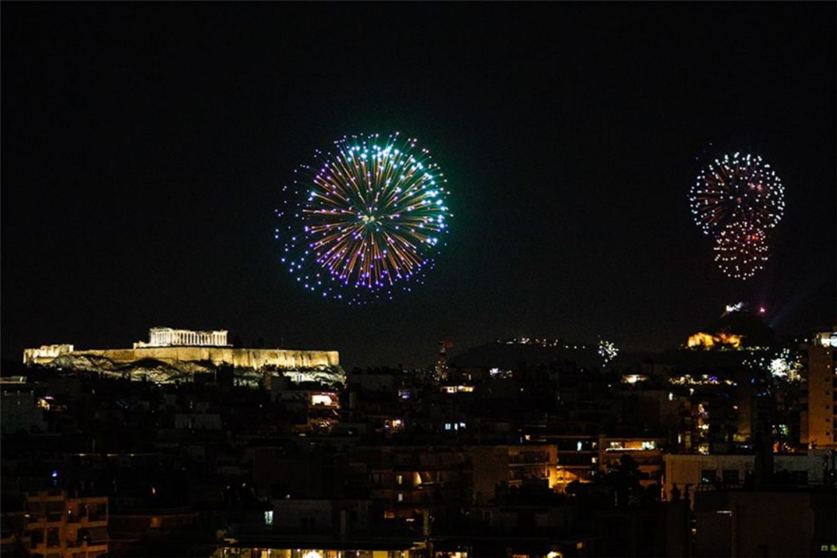 Πρωτοχρονιά  2021: Υπέροχες εικόνες από την Αθήνα και τον Πειραιά