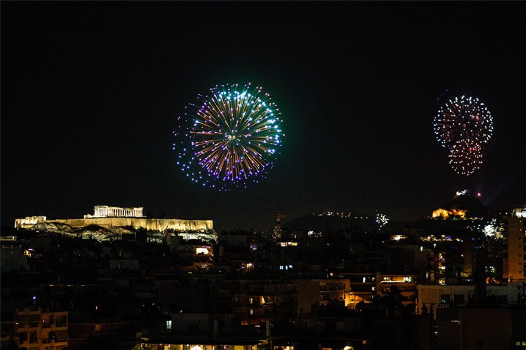 Πρωτοχρονιά  2021: Υπέροχες εικόνες από την Αθήνα και τον Πειραιά