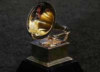 Grammy 2021: Αναβλήθηκε για τον Μάρτιο η τελετή απονομής των βραβείων