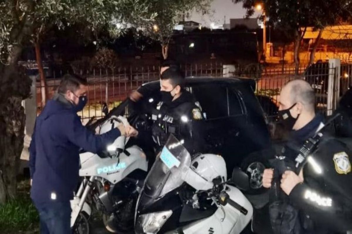 Πρωτοχρονιά 2021: Στον δρόμο με πυροσβέστες κι αστυνομικούς έκανε αλλαγή του χρόνου ο Χαρδαλιάς