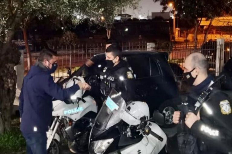 Πρωτοχρονιά 2021: Στον δρόμο με πυροσβέστες κι αστυνομικούς έκανε αλλαγή του χρόνου ο Χαρδαλιάς