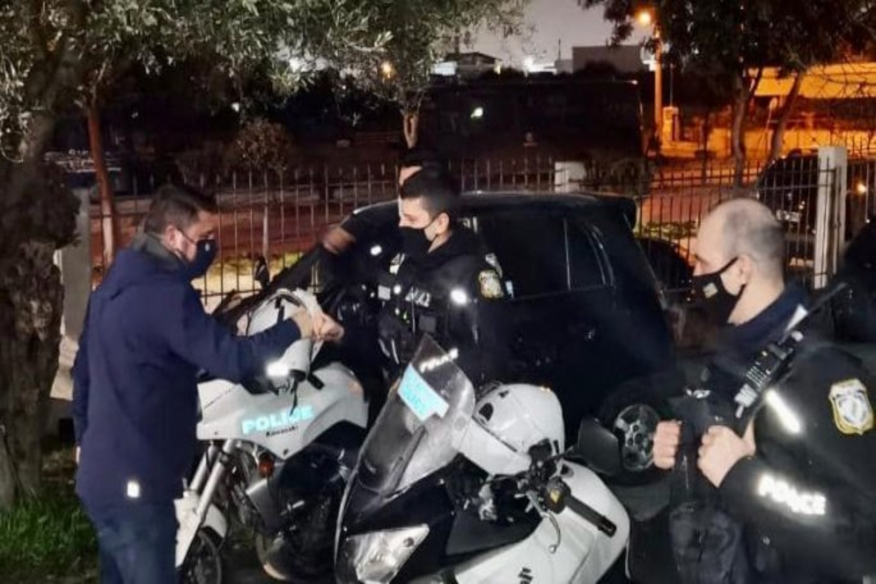 Πρωτοχρονιά 2021: Στον δρόμο με πυροσβέστες κι αστυνομικούς έκανε αλλαγή του χρόνου ο Χαρδαλιάς