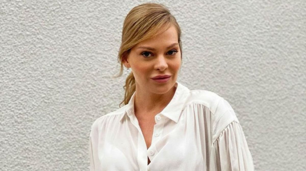 Υβόννη Μπόσνιακ: Τυλίχθηκε με το σεντόνι της και βγήκε στον ήλιο