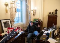 Καπιτώλιο: Μπήκαν στο γραφείο της Πελόζι – «Δεν θα υποχωρήσουμε» Καπιτώλιο: Μπήκαν στο γραφείο της Πελόζι – «Δεν θα υποχωρήσουμε»