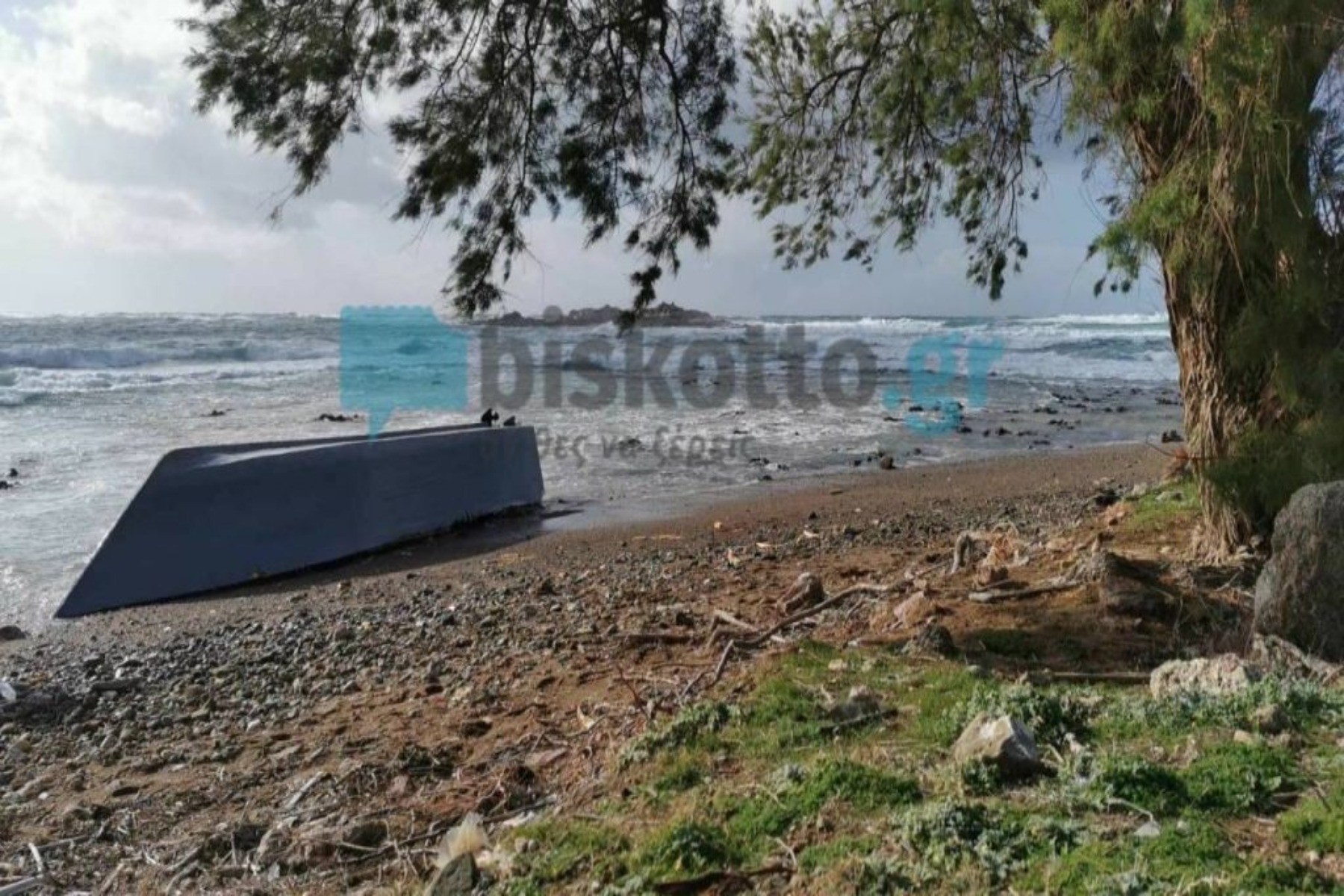 Λέμβος Χανιά: Βρέθηκε αναποδογυρισμένη – Ψάχνουν για αγνοούμενους
