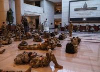 Καπιτώλιο: Απίστευτες εικόνες με άνδρες της Εθνοφρουράς – Ξεκίνησε η διαδικασία για την αποπομπή Τραμπ