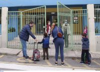 Τα παιδιά του Δημοτικού έχουν το 1/16 του ιικού φορτίου των 80άρηδων Τα παιδιά του Δημοτικού έχουν το 1/16 του ιικού φορτίου των 80άρηδων