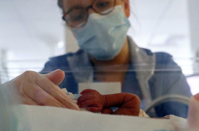 Μωρό κορωνοϊός: Ιατρικό μυστήριο – Έχει ιικό φορτίο 51.418 φορές μεγαλύτερο του συνηθισμένου