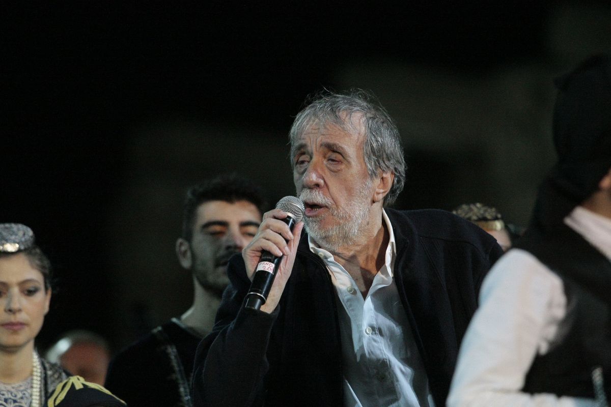 Αντώνης Καλογιάννης: Ο αποχαιρετισμός του πολιτικού κόσμου στον σπουδαίο τραγουδιστή