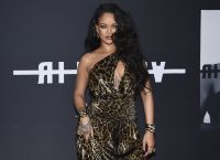 Rihanna: Φωτογραφήθηκε χωρίς μπλούζα στην Ινδία Rihanna: Φωτογραφήθηκε χωρίς μπλούζα στην Ινδία