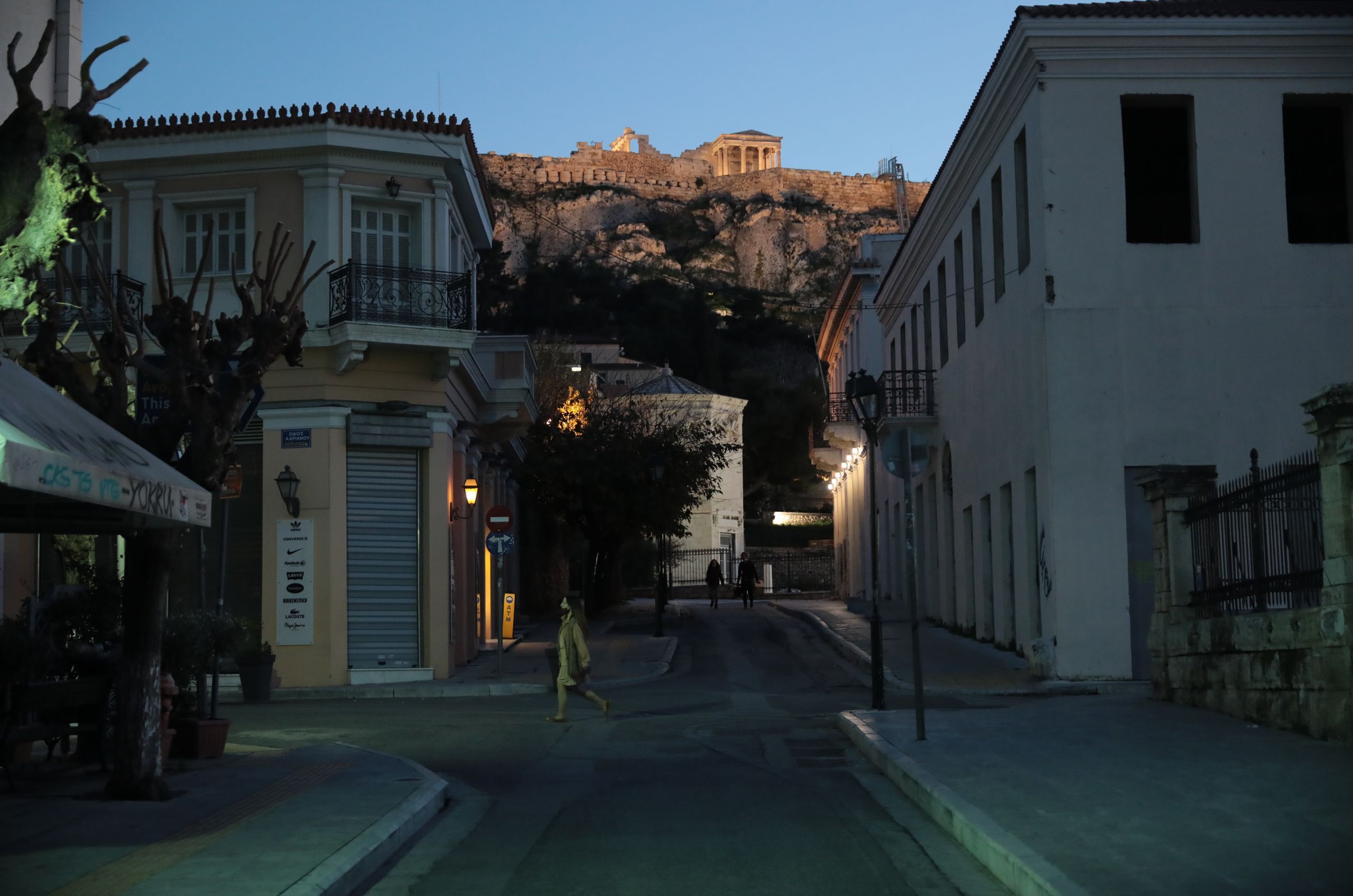 Γώγος για κορωνοϊό: Οι μεταλλάξεις και ο συγχρωτισμός φέρνουν πιο κοντά αυστηρό lockdown