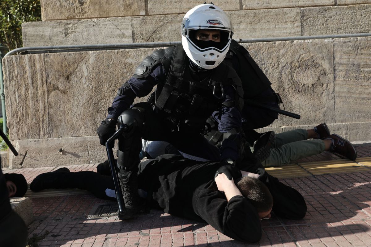 Πανεκπαιδευτικό συλλαλητήριο: Νέα επεισόδια, χημικά, ξύλο και προσαγωγές