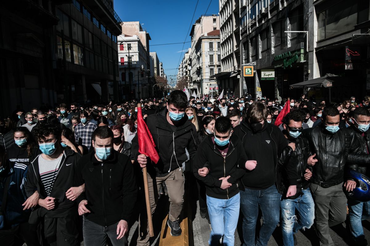 Πανεκπαιδευτικά συλλαλητήρια: Μεγάλες διαδηλώσεις πανελλαδικά – Επεισόδια έξω από τη Βουλή και το ΑΠΘ