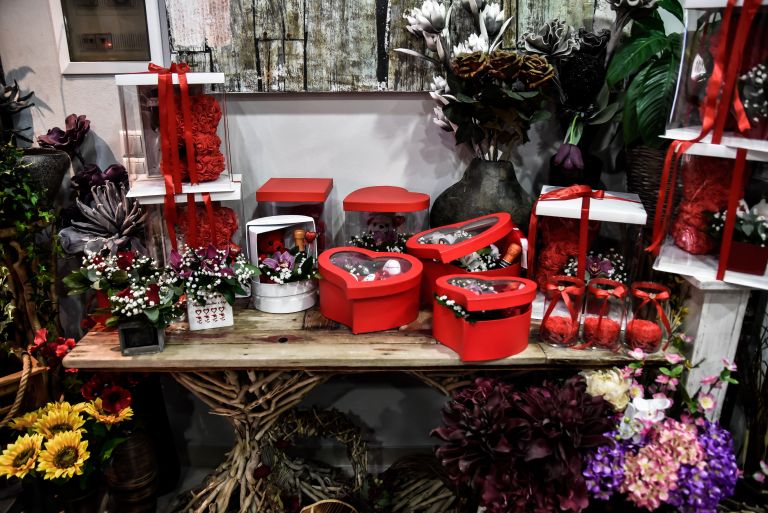 Ημέρα του Αγίου Βαλεντίνου: Οι ερωτευμένοι γιορτάζουν εν μέσω κορωνοϊού – Ανοιχτά τα ανθοπωλεία