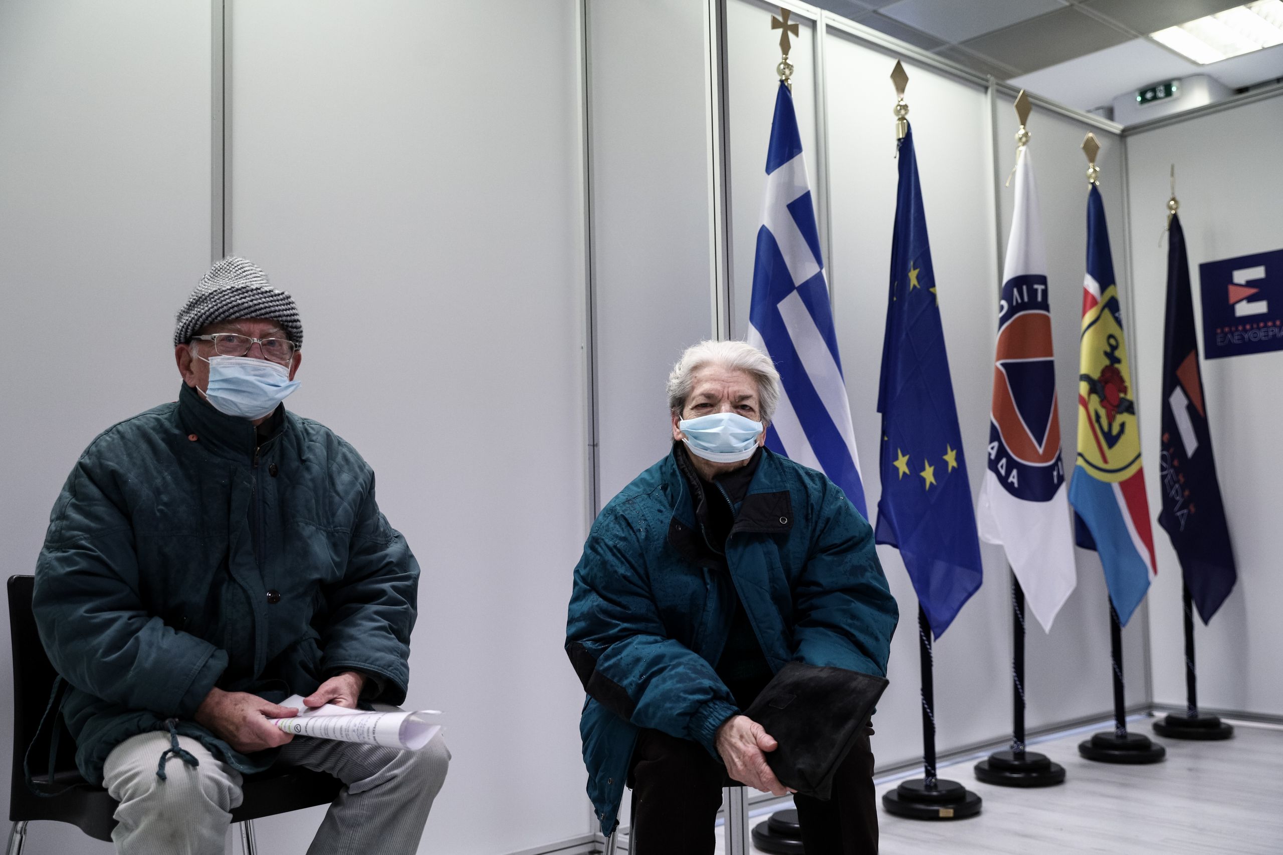 Κρούσματα σήμερα 16/2: «Πάγωσε» τους εμβολιασμούς η κακοκαιρία – Πάει για παράταση το lockdown