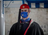 Εύζωνες Άγνωστος Στρατιώτης: Φόρεσαν τις κάπες τους λόγω της κακοκαιρίας Εύζωνες Άγνωστος Στρατιώτης: Φόρεσαν τις κάπες τους λόγω της κακοκαιρίας