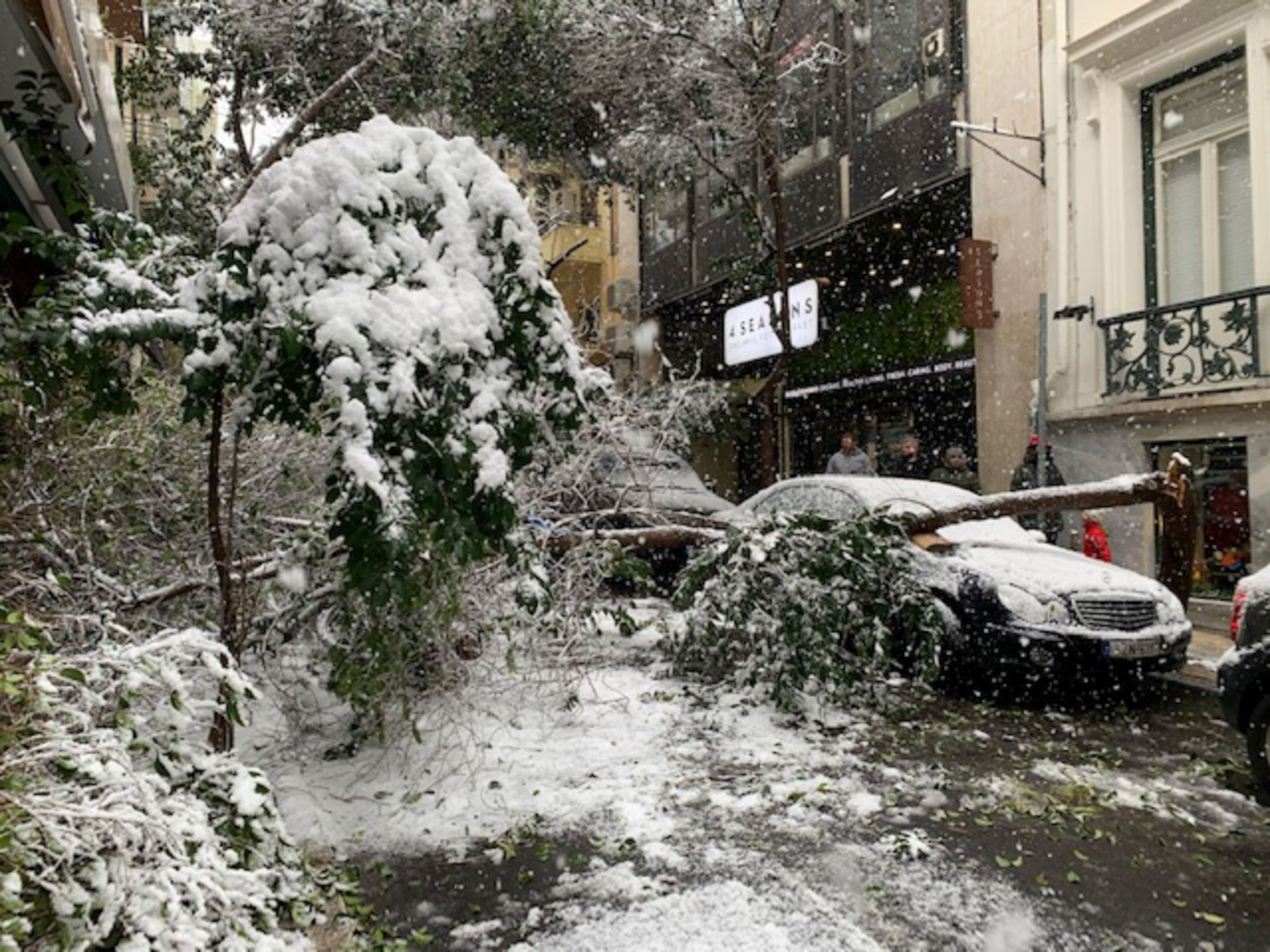 ΔΕΔΔΗΕ: Πού υπάρχουν προβλήματα με την ηλεκτροδότηση – Αυξάνονται οι νεκροί από την κακοκαιρία