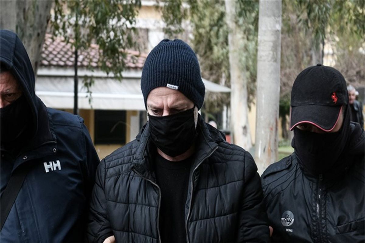 Δημήτρης Λιγνάδης: Ζήτησε προθεσμία για να απολογηθεί – Σιωπηλός με χειροπέδες στην Ευελπίδων
