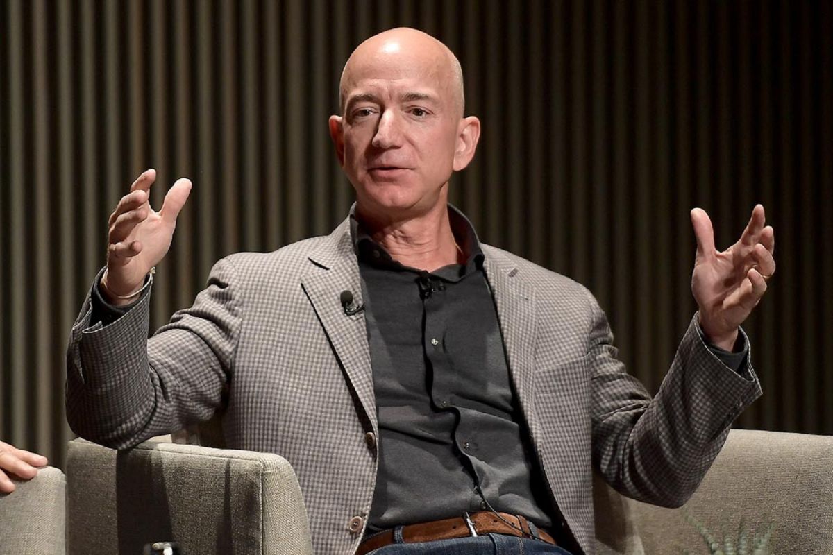 Τζεφ Μπέζος: Παραδίδει το τιμόνι της Amazon