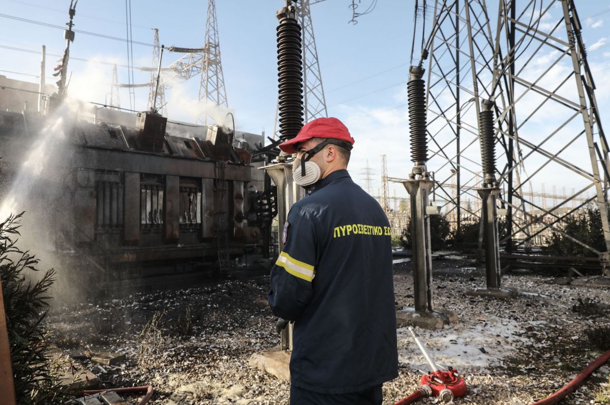 Ασπρόπυργος τώρα: Εικόνες καταστροφής στον υποσταθμό της ΑΔΜΗΕ