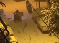 Ο delivery που κινδύνεψε από το χιόνι – Το viral video που προκάλεσε οργή