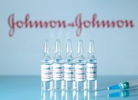 Johnson & Johnson: Αναστέλλεται η χρήση του στις ΗΠΑ Johnson & Johnson: Αναστέλλεται η χρήση του στις ΗΠΑ