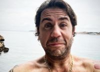 Γιώργος Μαζωνάκης: Πήγε για μπάνιο στη θάλασσα ενώ χιόνιζε