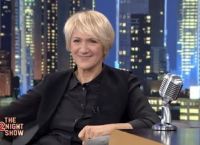 Καίτη Κωνσταντίνου: Αυτοτρολάρεται για την ομοιότητα με τον Οικονομόπουλο