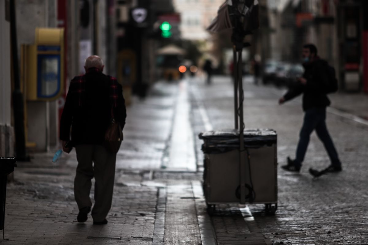 Κρούσματα σήμερα 14/2: Ανήσυχοι οι επιστήμονες – Αυξάνονται διαρκώς οι ενεργές μολύνσεις