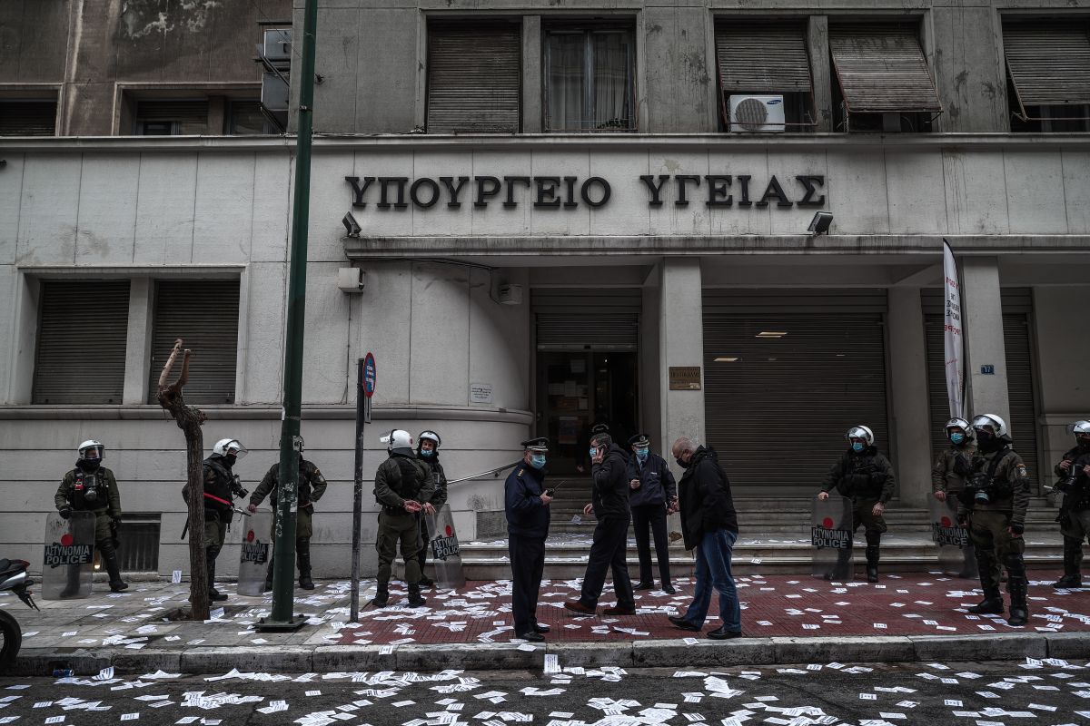 Κουφοντίνας απεργία πείνας: Άτομα εισέβαλαν στο υπουργείο Υγείας και προσήχθησαν στη ΓΑΔΑ