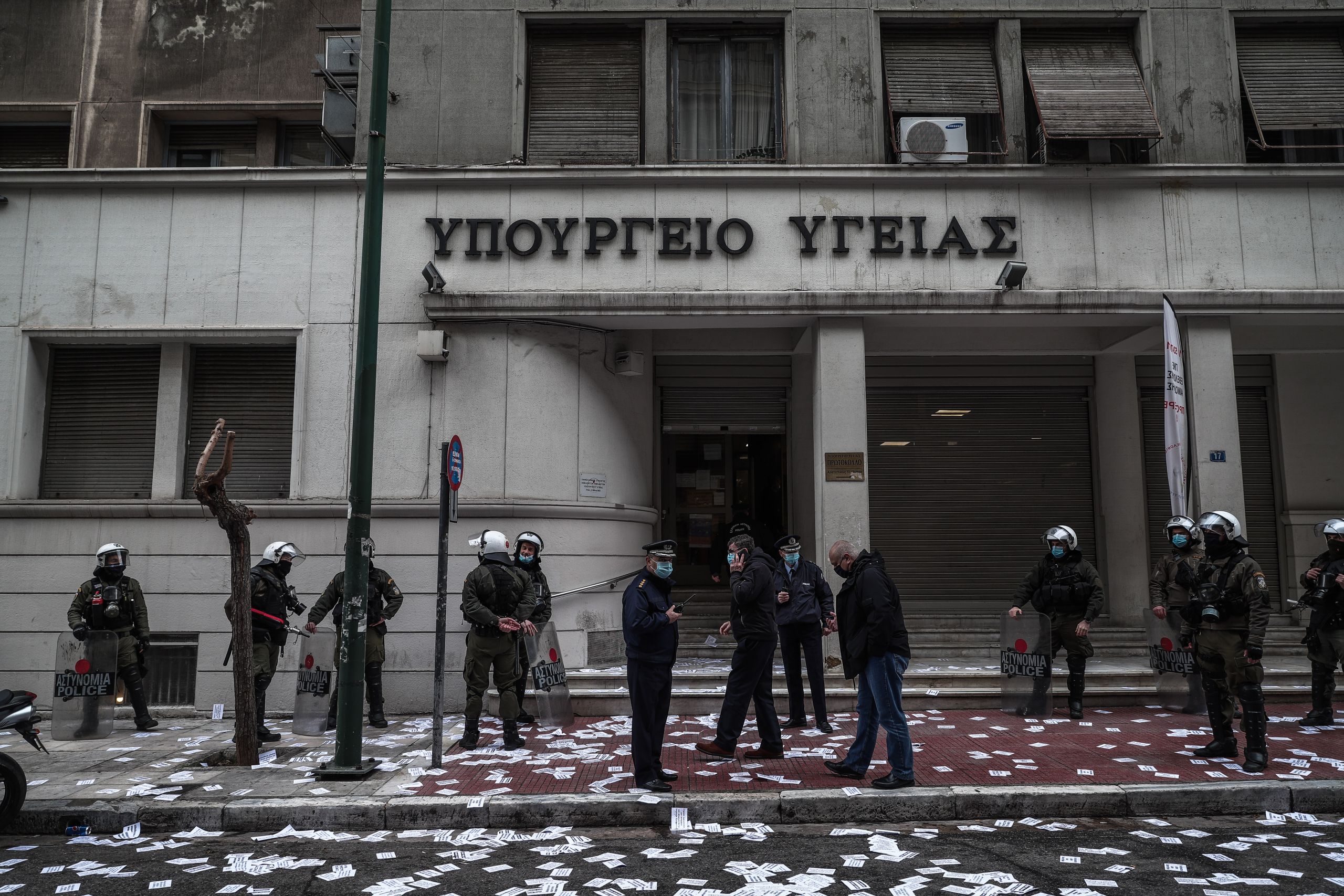 Κουφοντίνας απεργία πείνας: Άτομα εισέβαλαν στο υπουργείο Υγείας και προσήχθησαν στη ΓΑΔΑ