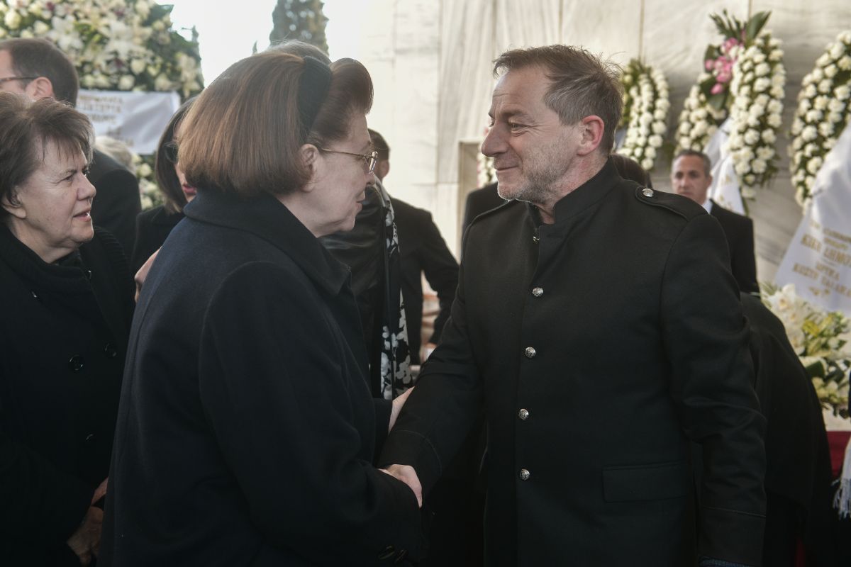 Δημήτρης Λιγνάδης: Αντιδράσεις της αντιπολίτευσης μετά τη συνέντευξη Μενδώνη
